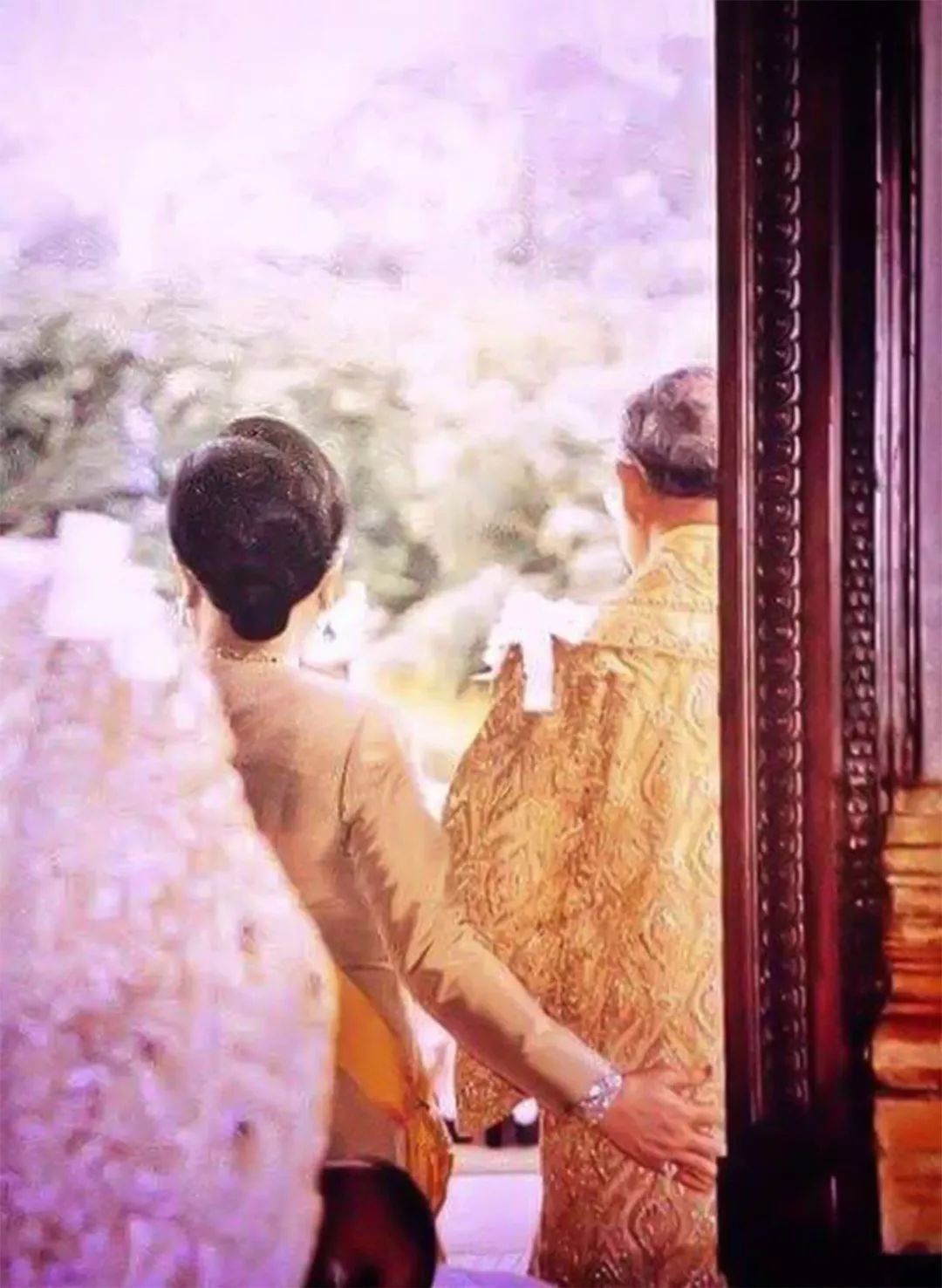 爱情故事$晚年诗丽吉低下了高傲的头,对丈夫牵手揽腰又献花,泰王被撩蒙了