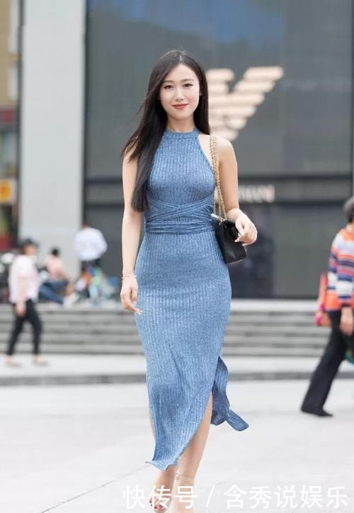 小姐姐穿运动范的紧身裤充满性感气息，十分的时尚优雅