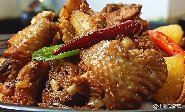 家常红烧鸡肉烧土豆,土豆吸收了鸡肉的香味,太下饭了,特别解馋