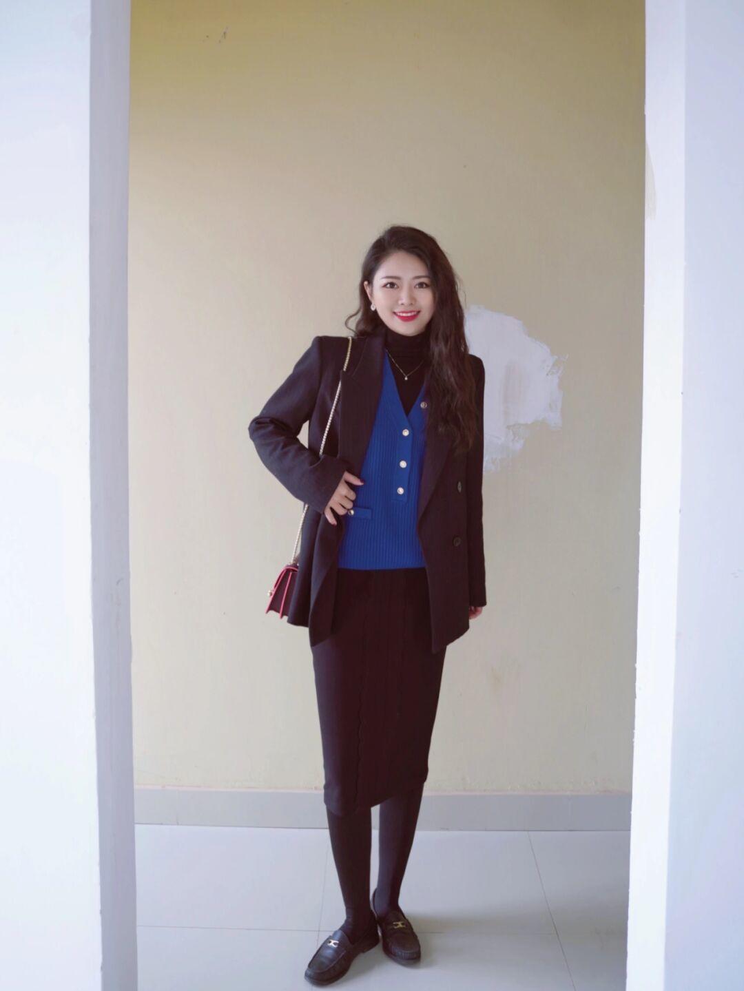 克莱因蓝 毛衣搭配时尚感加倍,4个实用款式,太适合日常出街穿了