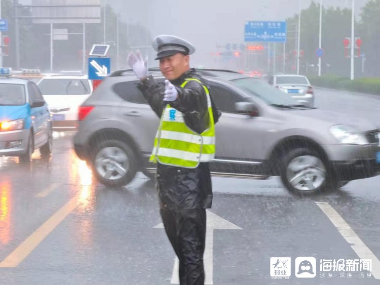 台东|全力以赴迎战台风“烟花” 青岛交警冒雨执勤保通畅