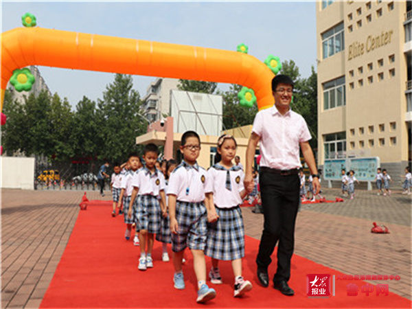 新生|凝心聚力 扬帆起航——淄博柳泉艺术学校“开笔启蒙 慧悦人生”一年级新生开笔礼暨2021-2022学年第一学期开学典礼纪实