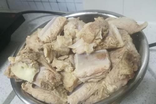 无论什么肉，越焯水越脏？饭店大厨教您一招，脏东西自己跑出来