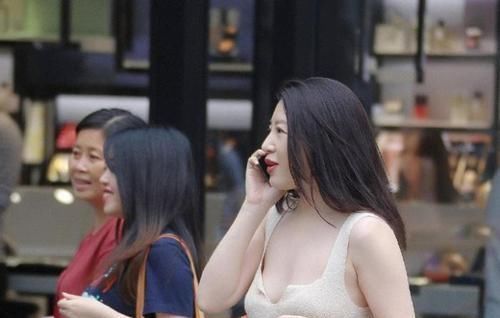  冰丝|街拍冰丝裙子领口低了点，但她没嫌弃，换作别人早扔了吧