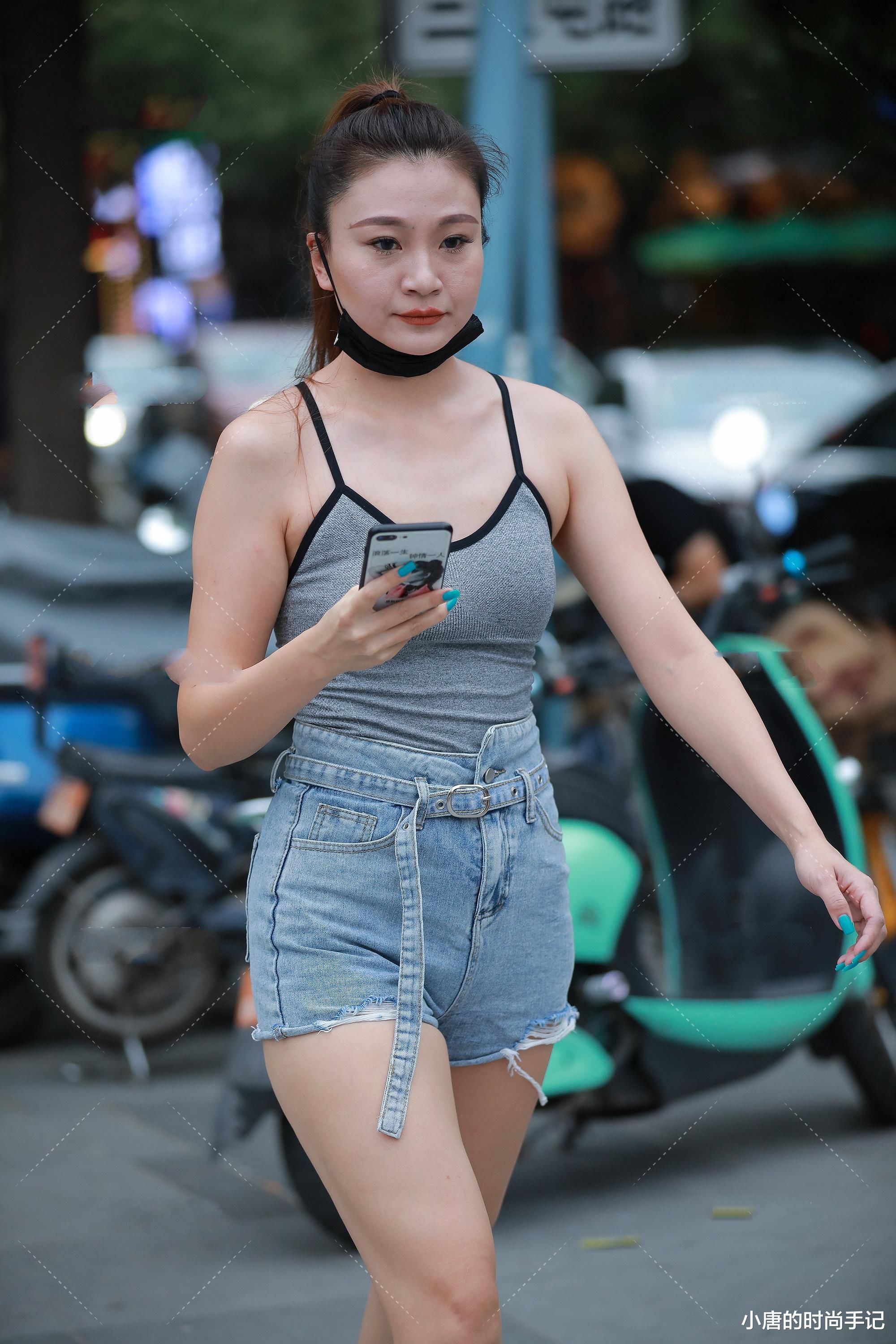 简约灰色背心上衣，搭配性感破洞裤，简约日常轻松休闲