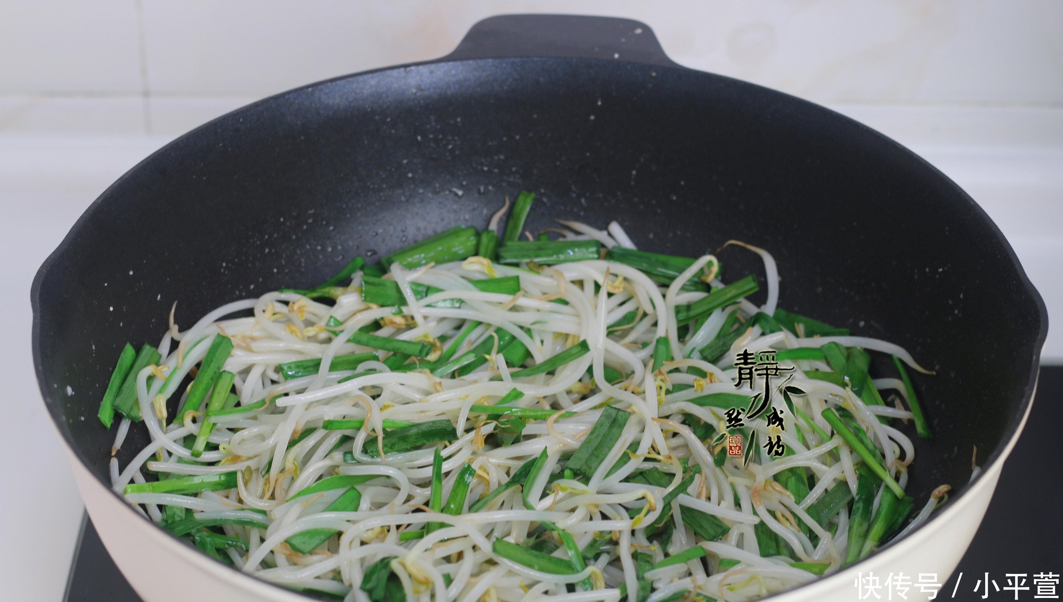 从准备到出锅,5分钟足够,鲜香脆嫩超下饭,这菜比吃肉爽口