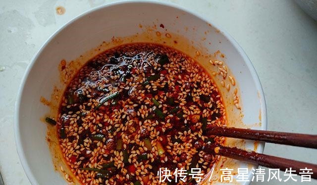 海带丝|这菜我家一周吃3回,食材烫一烫,浇点料汁拌一拌,天热吃真爽口!