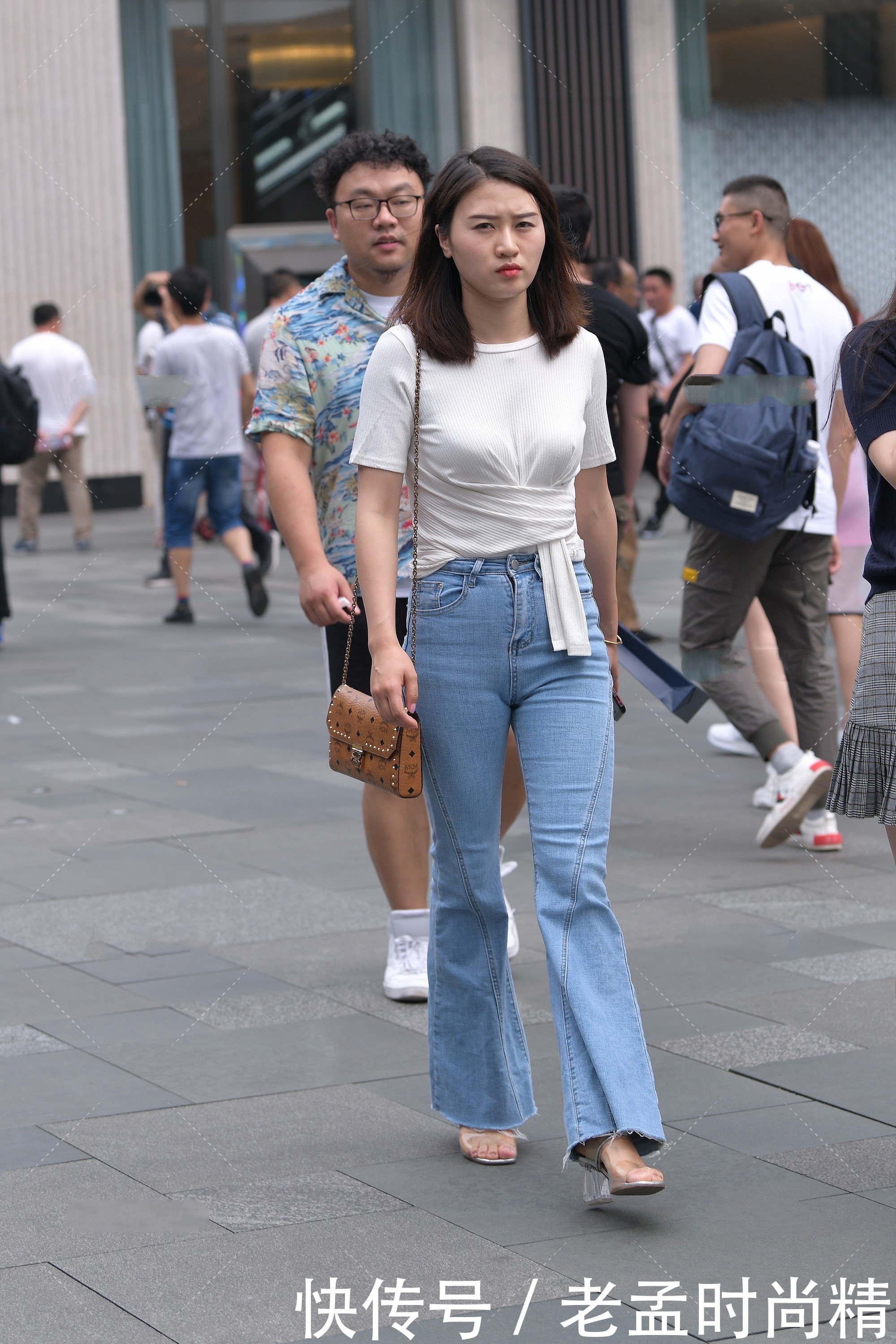 浅色|街拍:白色短袖搭配蓝色直筒裤,浅色搭配显得整个人很年轻
