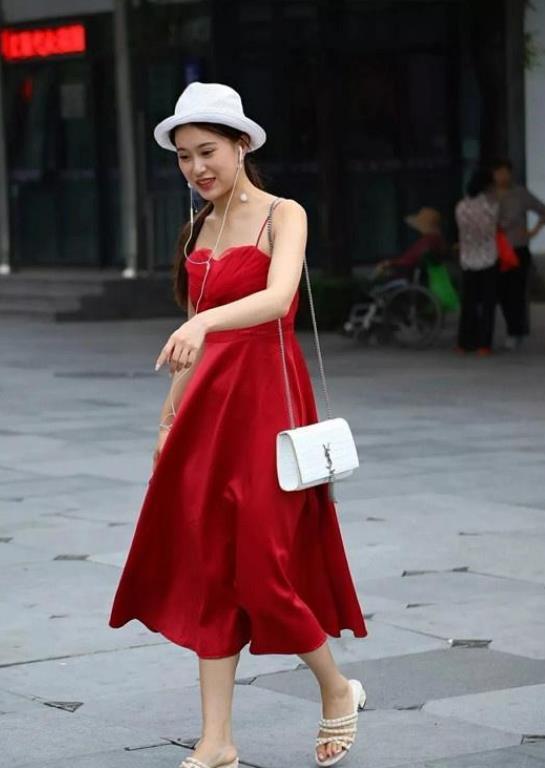 可爱|街拍美女身穿红色连衣裙,肩挎小包包,头戴小白帽显得俏皮可爱