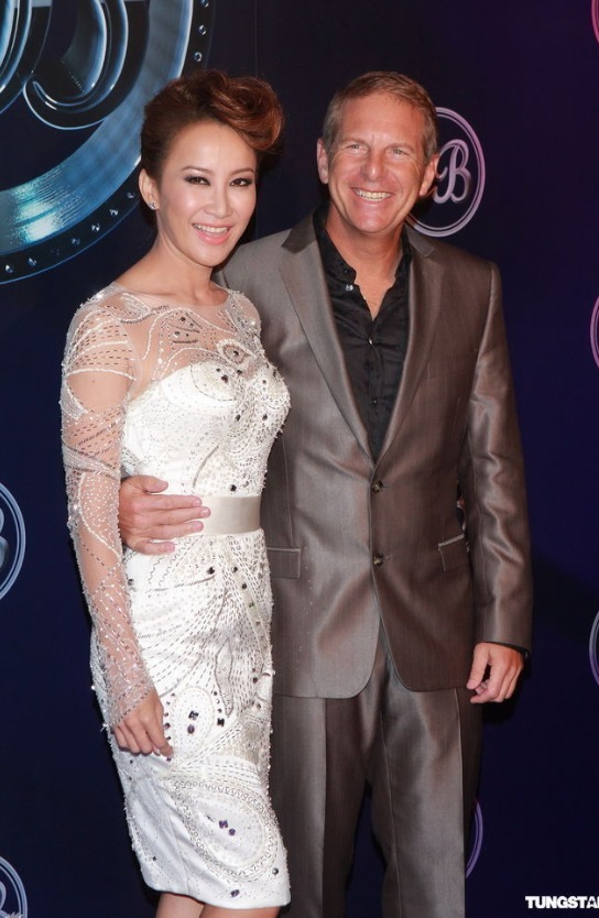 李玟COCO携手老外老公亮相,穿白色蕾丝连衣裙减龄时髦,凹凸有致