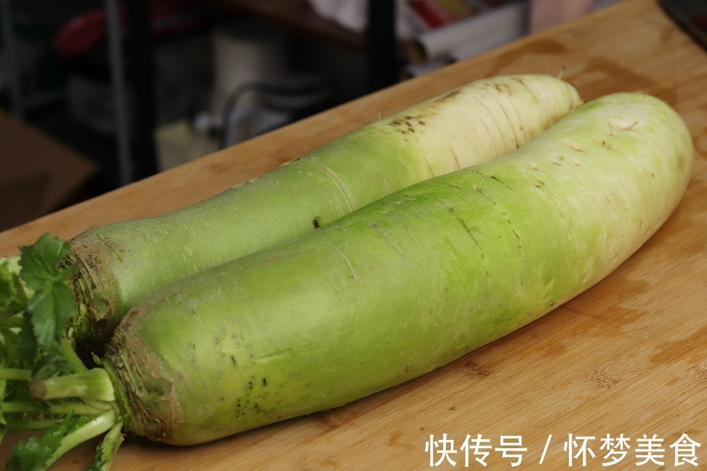腌萝卜时，不要只会加盐，大厨教你正确做法，脆爽下饭，太香了