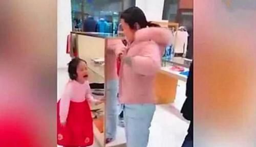孩子|妈妈忘记买饮料,6岁女儿当众对她拳打脚踢,爸爸的做法让人解气