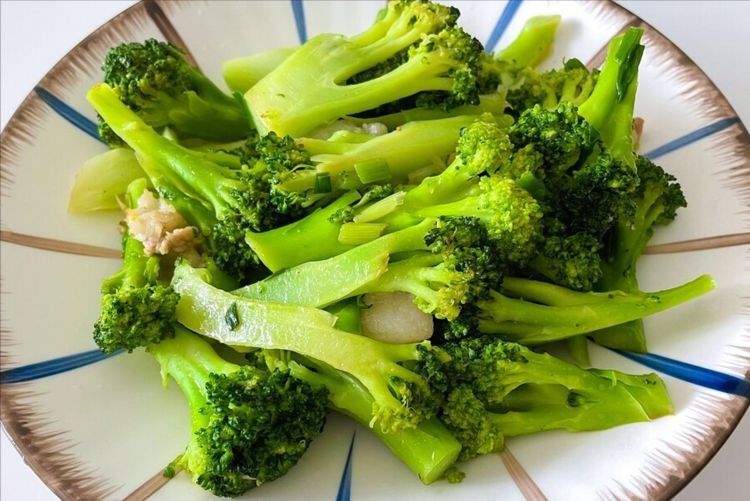 炒西兰花，焯水还是直接炒？原来弄错了做法，怪不得不爽脆不入味