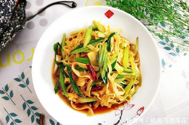 饭菜|立冬以后,这食材常给家人吃,和青芹蒜苗简单一炒,下饭菜妥妥的