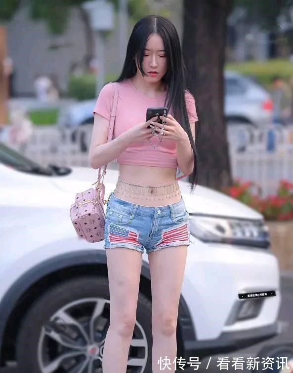 美女 柳腰细腿的打底裤美女,大方得体的搭配风格也耐看,清凉舒适!