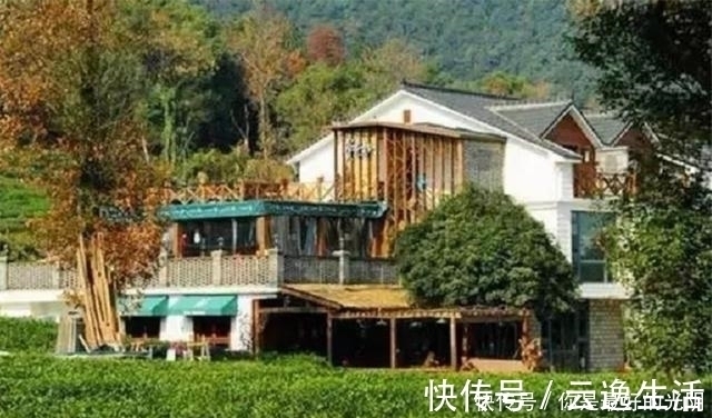 长方形|70后大叔用6年时间，建造400㎡院子，为追求原始房顶铺茅草