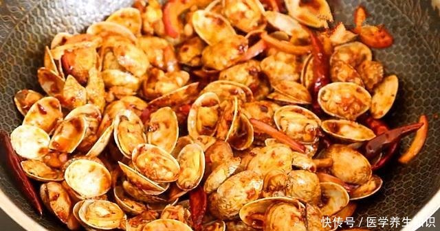 烧烤店开不下去,改门口摆地摊,一晚卖300罐,老板比卖烤串强