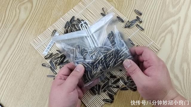 才知道，瓜子根本不用手剥，只需1个窗帘挂钩，分分钟剥一大盘