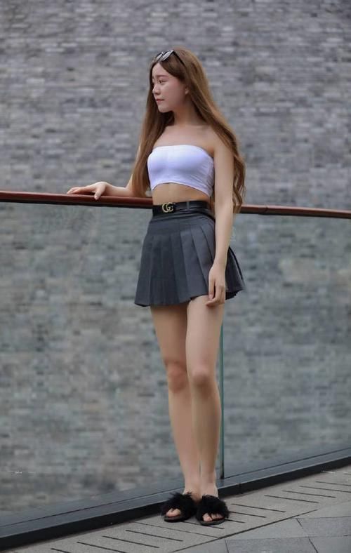 紧身裙|太勇敢了,时尚又性感的美女穿抹胸短裙,清凉时尚又性感!