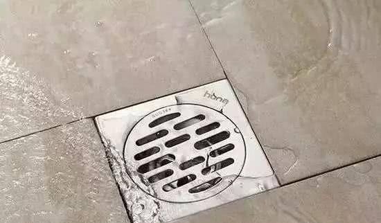 卫生间|卫生间安装地漏时,地板瓷砖就该这样贴,下水速度超快