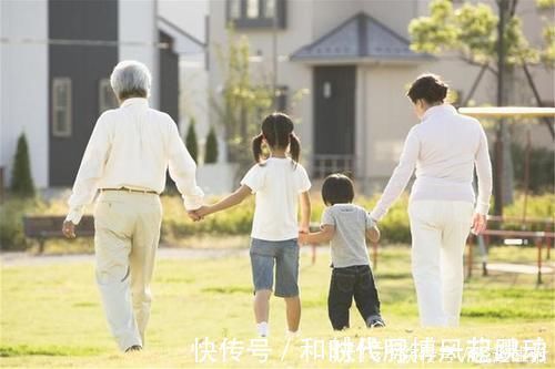 爷爷奶奶|二胎生了个孙女,产房外爷爷奶奶的表现火了,网友我承认我酸了