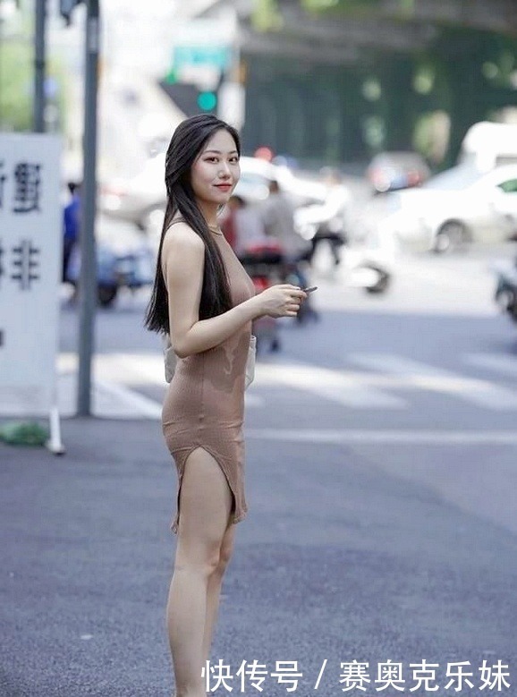 模特穿上挂脖无袖针织连衣裙,举手挥发女性魅力,带点高级感