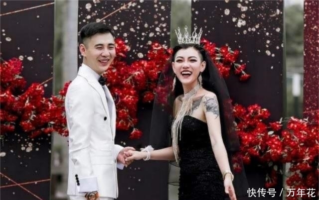 材质|又一位“黑婚纱新娘”走红,看到她婚纱的材质后,网友:真节俭