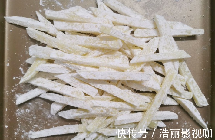 炸制|炸薯条时,裹面粉直接炸就错了,教您正确做法,薯条又香又脆