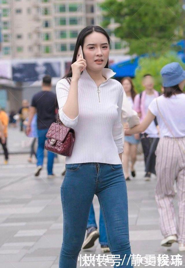 白色棉质上衣搭配蓝色牛仔裤,青春靓丽,气质迷人