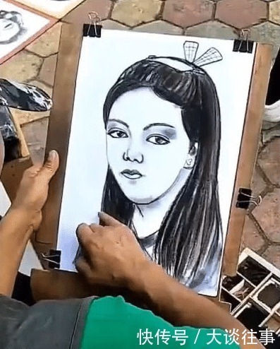 灵魂|美术生小哥作画,本以为是塑料,看到模特后,这画的应该是灵魂