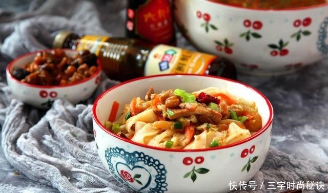 冬天就馋妈妈这碗面,进屋就能闻到香,连吃两碗才过瘾