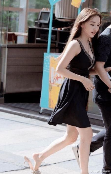 小哥可谓人生赢家，连走路都春风得意