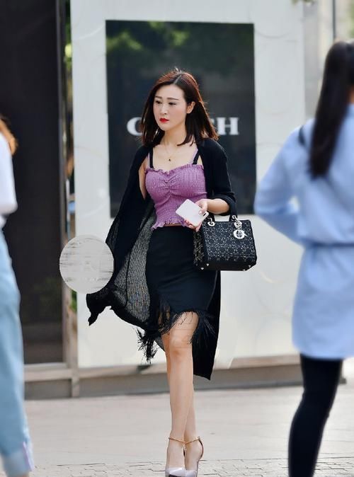 路人街拍穿着“窗帘裙”出门的时尚辣妈,端庄典雅的女人味