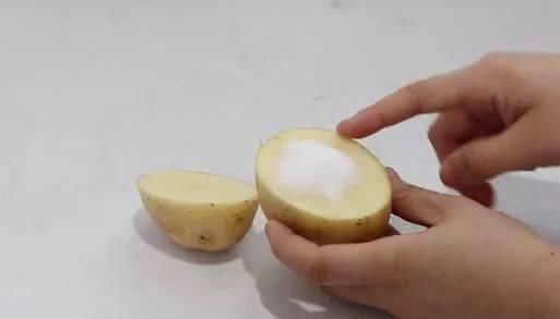 油烟机上放一个土豆，原来这么厉害效果太好了，快去学学