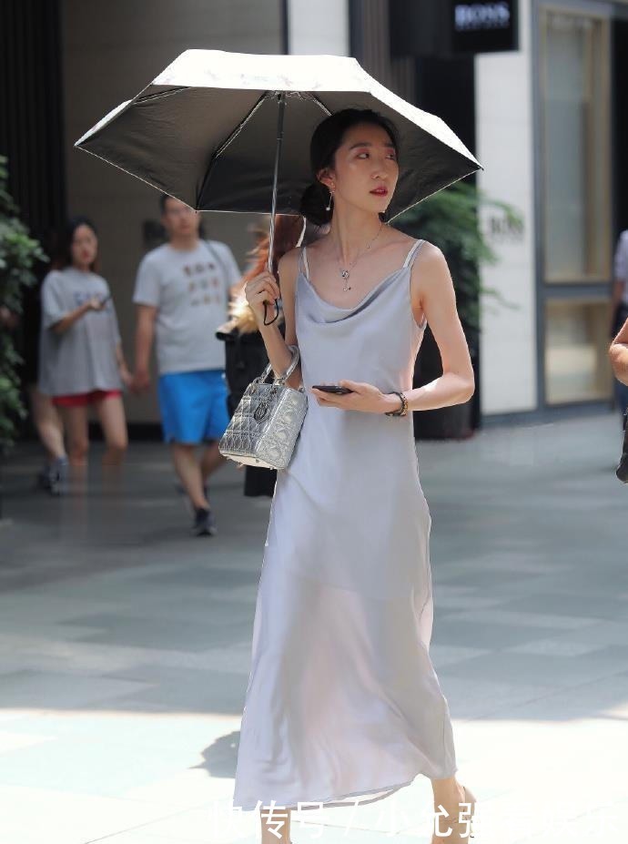穿搭|美女爱穿连衣裙，穿搭时尚气质高雅，身材绝佳不输儿媳