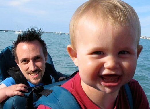 爸爸|爸爸带着双胞胎儿子出门玩,半天没有回家,宝妈被眼前一幕逗笑