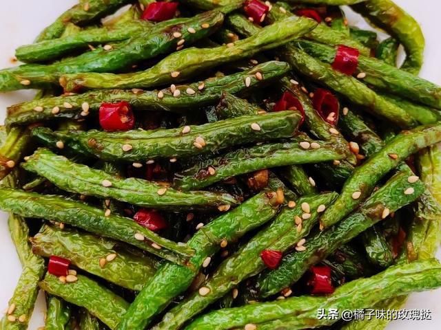 味美下饭的家常菜推荐:葱香焖鸡,干煸豆角,菌菇炒鸡蛋,超简单
