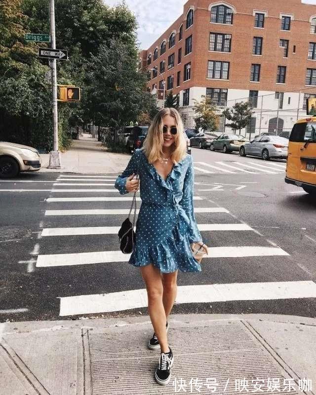 帆布鞋 女人再懒,穿裙子也别配小白鞋了!瞧下面潮人这样穿,时髦有品味