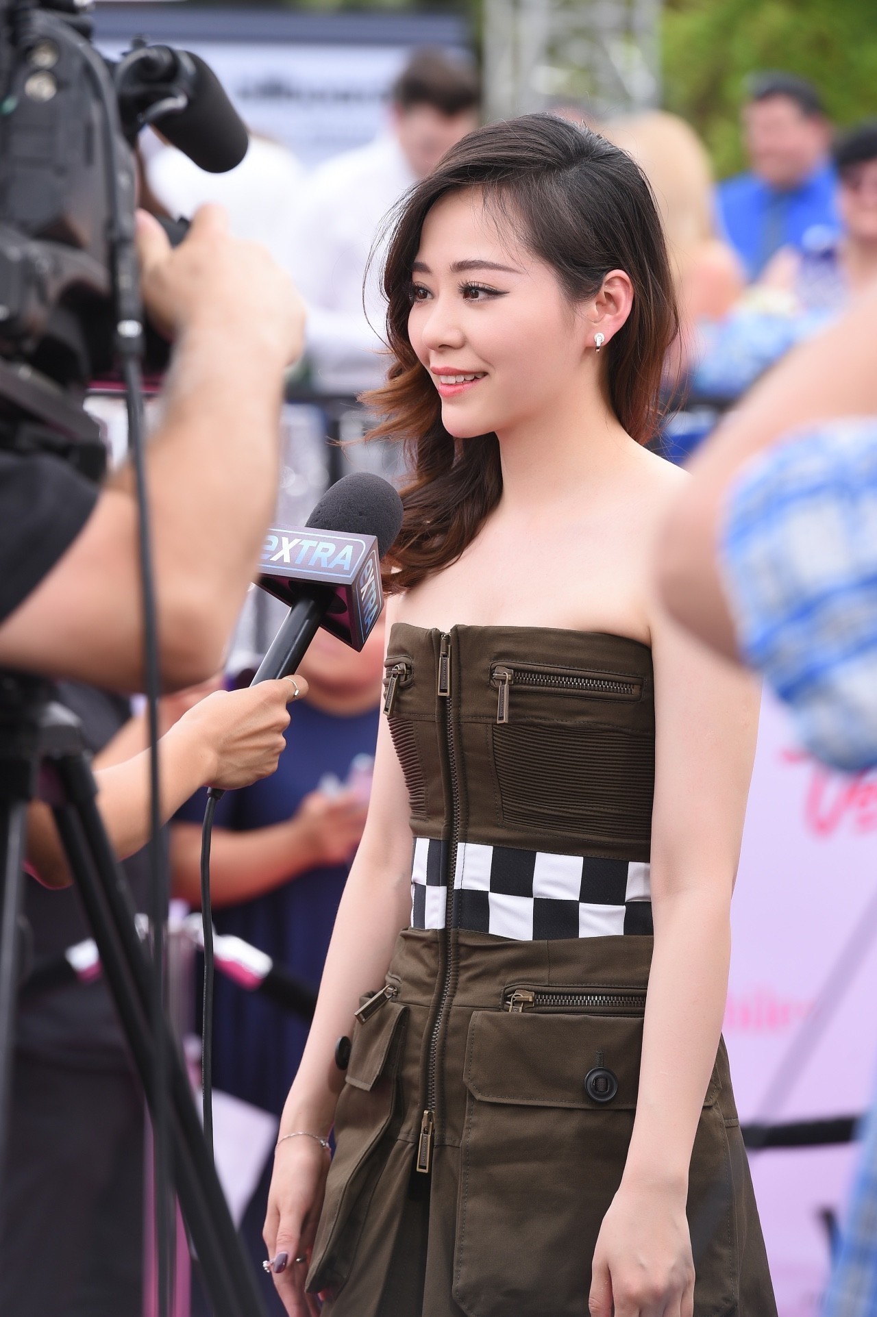 华为|任正非花8000万买下这首歌,为什么选择张靓颖来唱?!