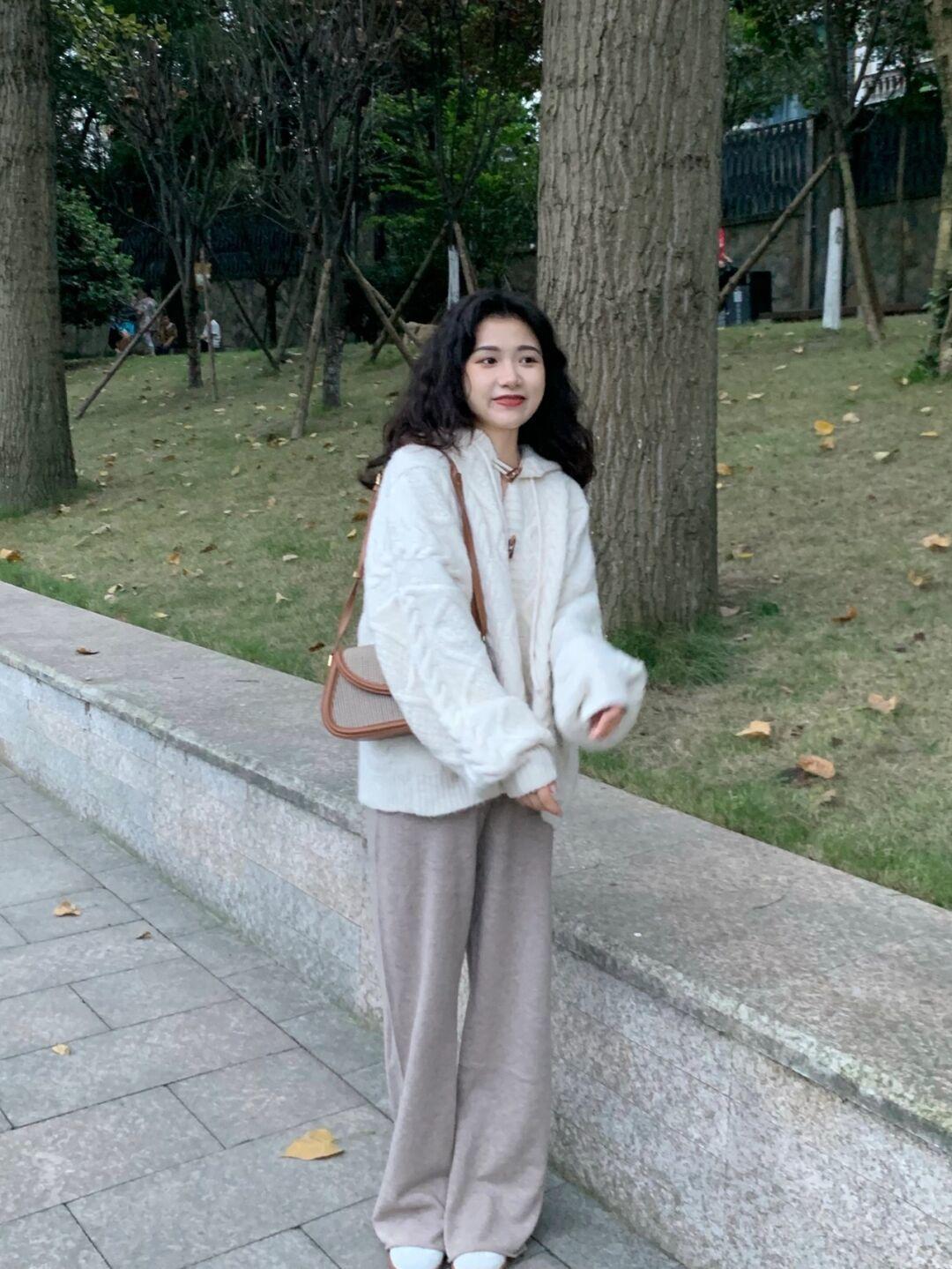 穿搭 秋冬,一件条纹衬衫让你美出新高度,搭配白色直筒裤,高级又洋气