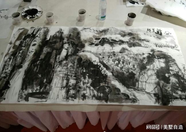 画家#赵美舒在北京保利国际会展中心展览现场即兴书法画山水,被赞好笔