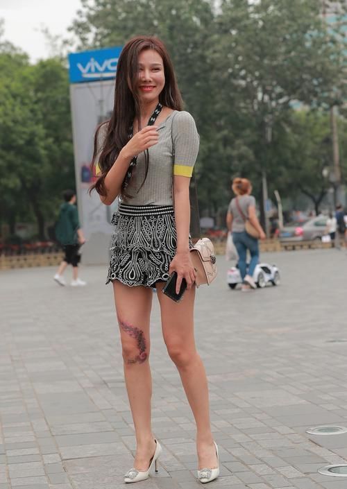 灰色的V领T恤简约|街拍搭配温柔淑女风的单品,自身展现的魅力可以说指数增长