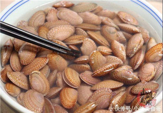 杂质|洗花蛤最忌直接放盐洗，老渔民教我3招，花甲疯狂吐沙，太厉害了