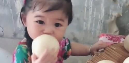 父母|4岁女儿被送去奶奶家,几天后接娃父母认不出这是哪家“福娃