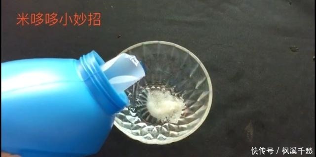 洗衣服不要只放洗衣液,多加一碗它,洗出来的衣服干净如新!