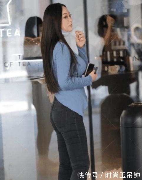 美女|蓝色斜领毛衣,彰显独特魅力,活力满满,既青春又减龄