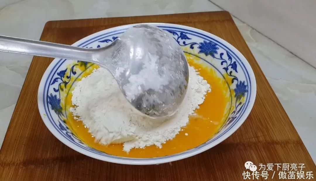 以后南瓜面粉就这么做,加3个鸡蛋,不蒸馒不烙饼,上桌就被抢光