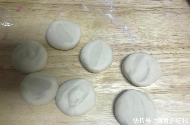 素馅烫面蒸饺详细做法,皮薄馅大不破皮,和面是关键,放凉都不硬