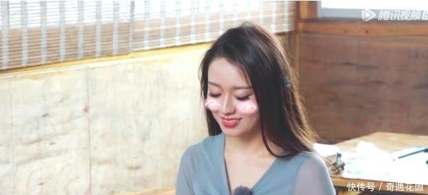 郎朗请朋友涮火锅,只顾热聊忘了妻子,吉娜正襟危坐不生气