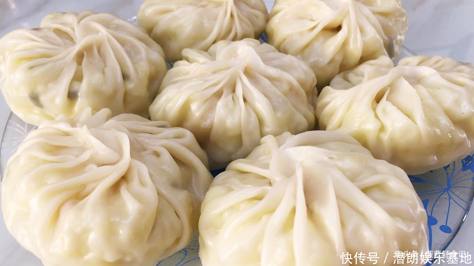 不和面做懒人素食包子,皮薄的像纸一样,吃到撑也不长肉,太鲜了